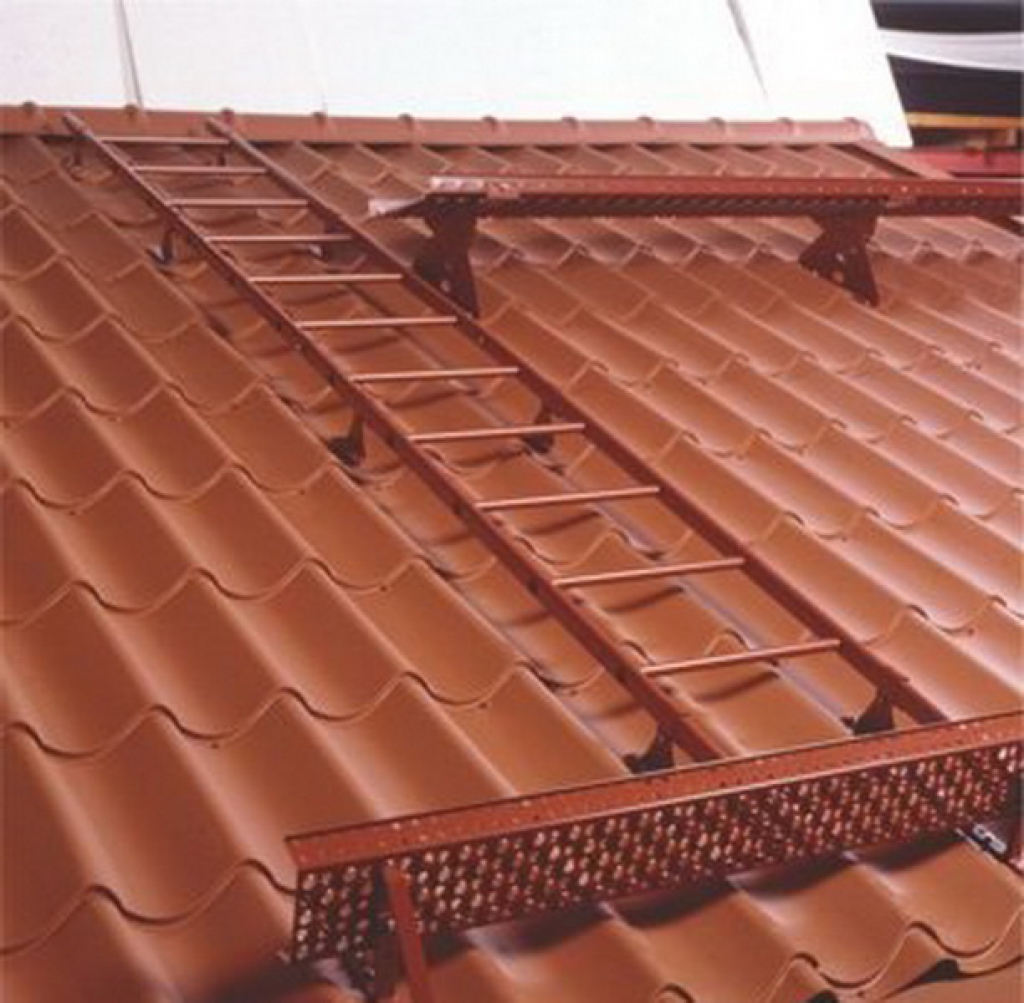 Лестница для крыши из металлочерепицы