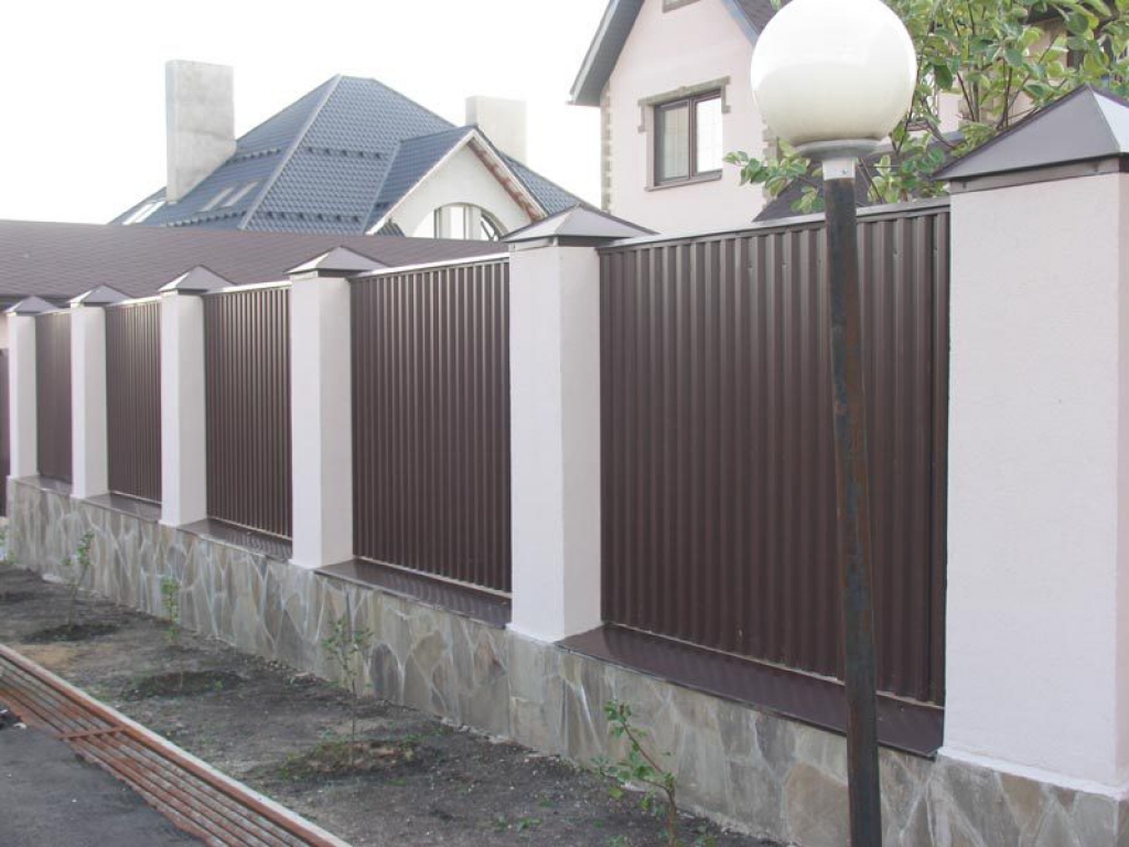 Забор из профлиста - практичное и универсальное решение для вашего дома или дачи