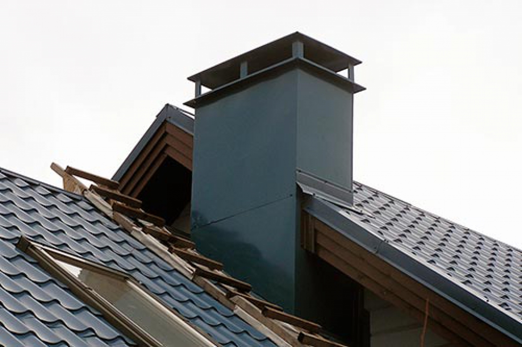 отделка дымохода на крыше из металлочерепицы
